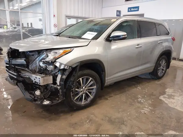 5TDJZRFH5JS863046 2018 TOYOTA HIGHLANDER - Image 2