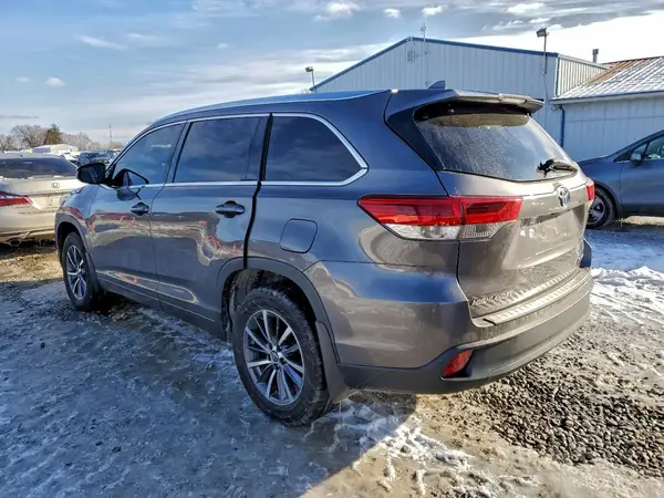 5TDJZRFH5JS881062 2018 TOYOTA HIGHLANDER - Image 2