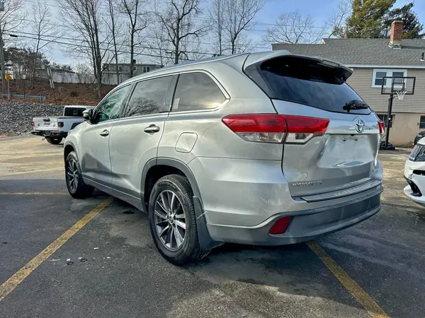 5TDJZRFH5JS904453 2018 TOYOTA HIGHLANDER - Image 2