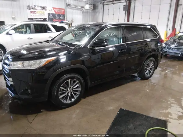 5TDJZRFH5JS904713 2018 TOYOTA HIGHLANDER - Image 2