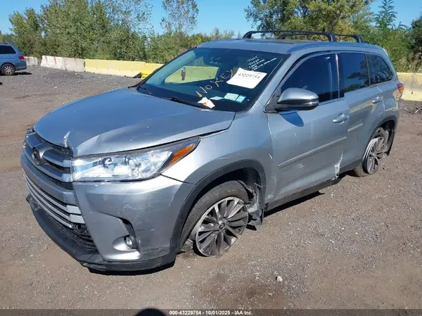 5TDJZRFH5KS562861 2019 TOYOTA HIGHLANDER - Image 2