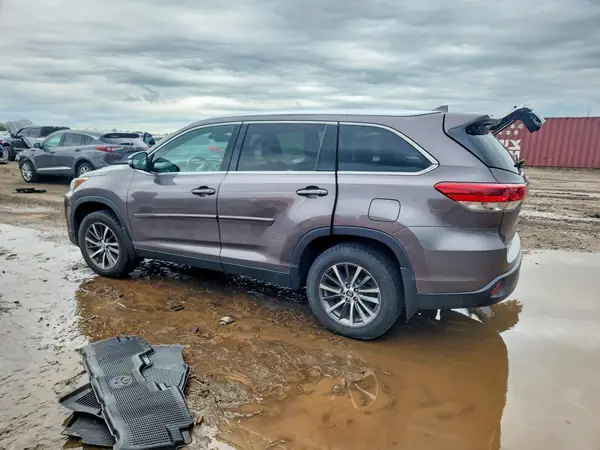 5TDJZRFH5KS576856 2019 TOYOTA HIGHLANDER - Image 2