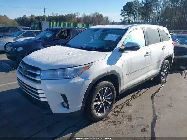 5TDJZRFH5KS581667 2019 TOYOTA HIGHLANDER - Image 2