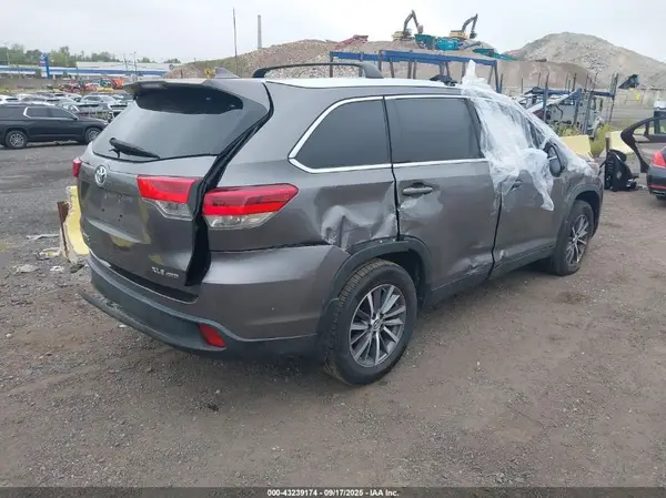 5TDJZRFH5KS590563 2019 TOYOTA HIGHLANDER - Image 2