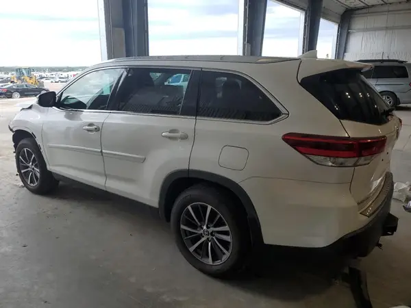 5TDJZRFH5KS590997 2019 TOYOTA HIGHLANDER - Image 2