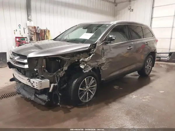 5TDJZRFH5KS596850 2019 TOYOTA HIGHLANDER - Image 2