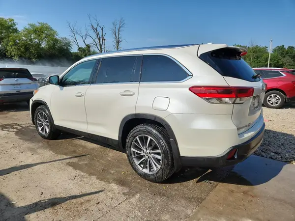 5TDJZRFH5KS597772 2019 TOYOTA HIGHLANDER - Image 2