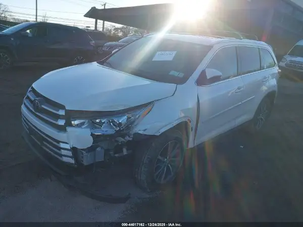 5TDJZRFH5KS605773 2019 TOYOTA HIGHLANDER - Image 2