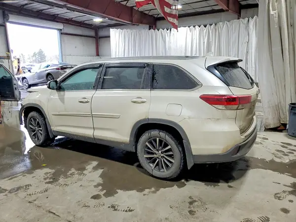 5TDJZRFH5KS610214 2019 TOYOTA HIGHLANDER - Image 2