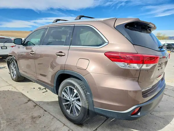 5TDJZRFH5KS725590 2019 TOYOTA HIGHLANDER - Image 2