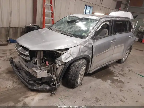 5TDJZRFH6HS361429 2017 TOYOTA HIGHLANDER - Image 2