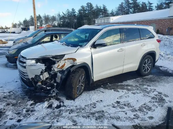 5TDJZRFH6HS372754 2017 TOYOTA HIGHLANDER - Image 2