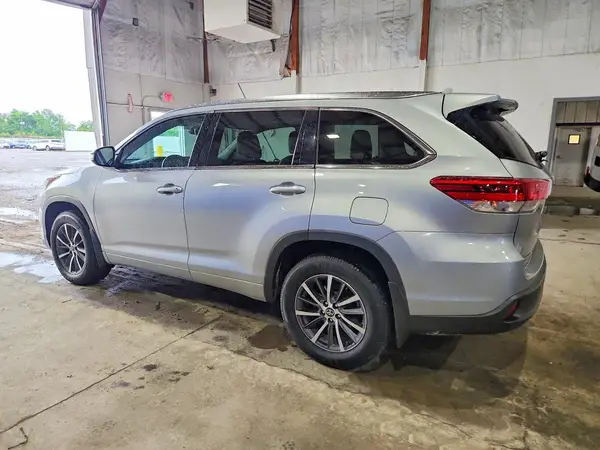 5TDJZRFH6HS374729 2017 TOYOTA HIGHLANDER - Image 2