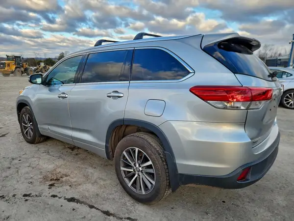 5TDJZRFH6HS395158 2017 TOYOTA HIGHLANDER - Image 2