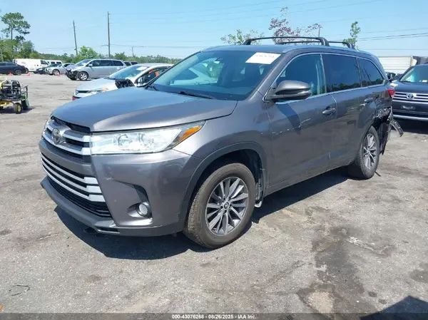 5TDJZRFH6HS415733 2017 TOYOTA HIGHLANDER - Image 2