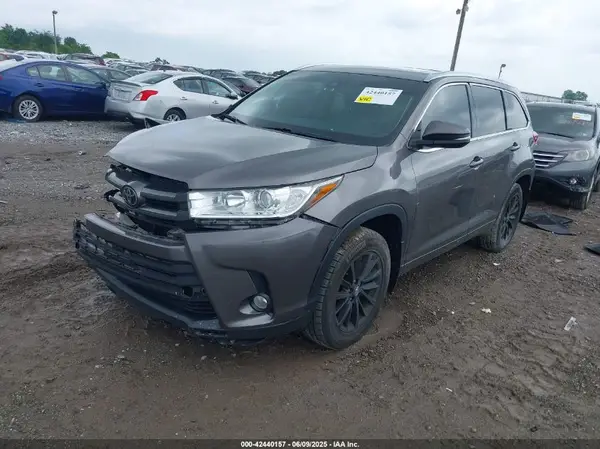 5TDJZRFH6HS417613 2017 TOYOTA HIGHLANDER - Image 2