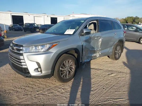 5TDJZRFH6HS424044 2017 TOYOTA HIGHLANDER - Image 2