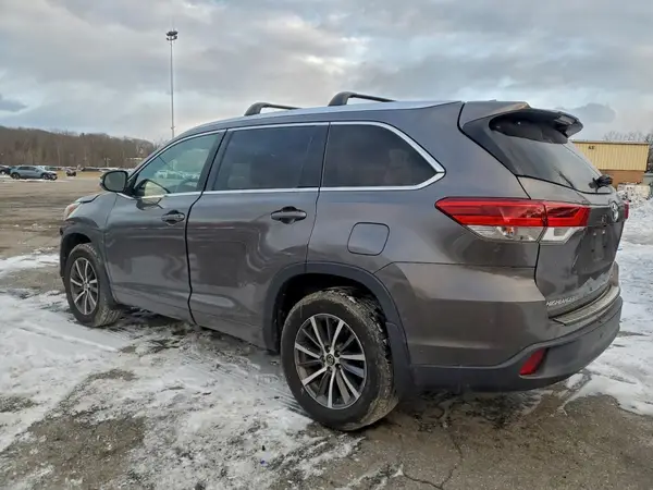 5TDJZRFH6HS425971 2017 TOYOTA HIGHLANDER - Image 2