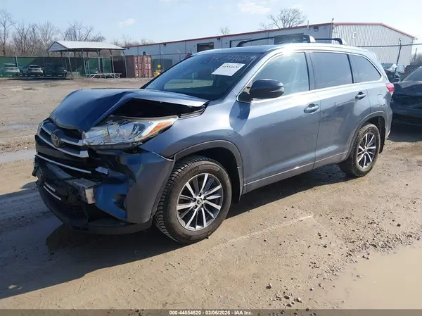 5TDJZRFH6HS426831 2017 TOYOTA HIGHLANDER - Image 2