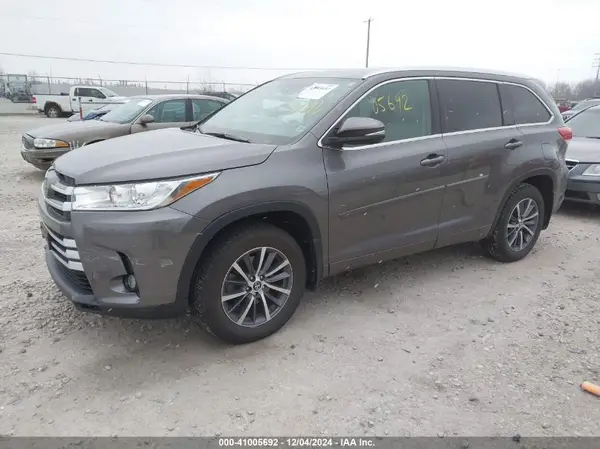 5TDJZRFH6HS439157 2017 TOYOTA HIGHLANDER - Image 2