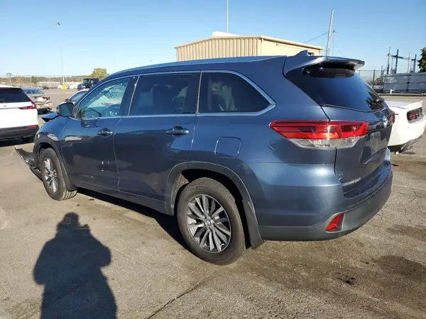 5TDJZRFH6HS440003 2017 TOYOTA HIGHLANDER - Image 2