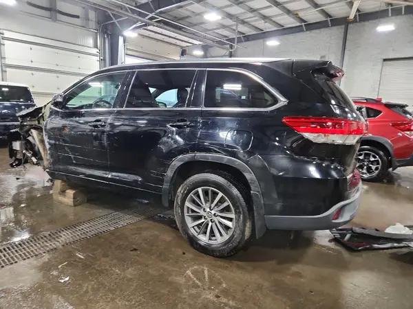 5TDJZRFH6HS462924 2017 TOYOTA HIGHLANDER - Image 2
