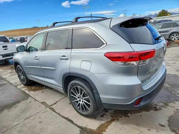 5TDJZRFH6HS464012 2017 TOYOTA HIGHLANDER - Image 2