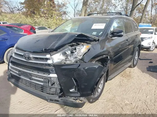 5TDJZRFH6HS468478 2017 TOYOTA HIGHLANDER - Image 2