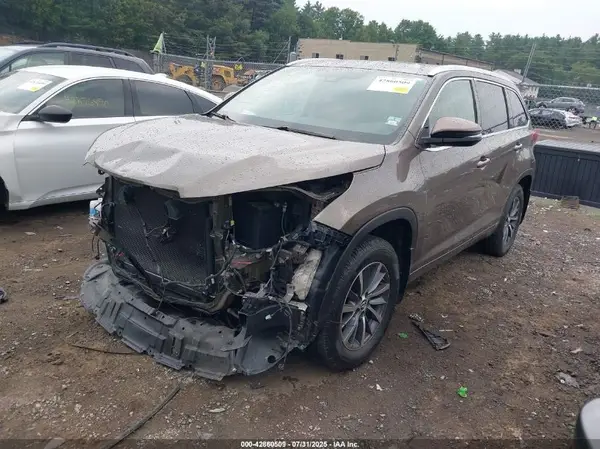 5TDJZRFH6HS468982 2017 TOYOTA HIGHLANDER - Image 2