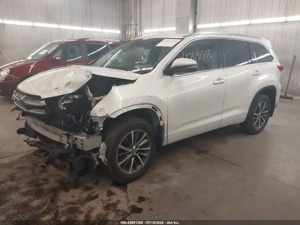 5TDJZRFH6HS483384 2017 TOYOTA HIGHLANDER - Image 2