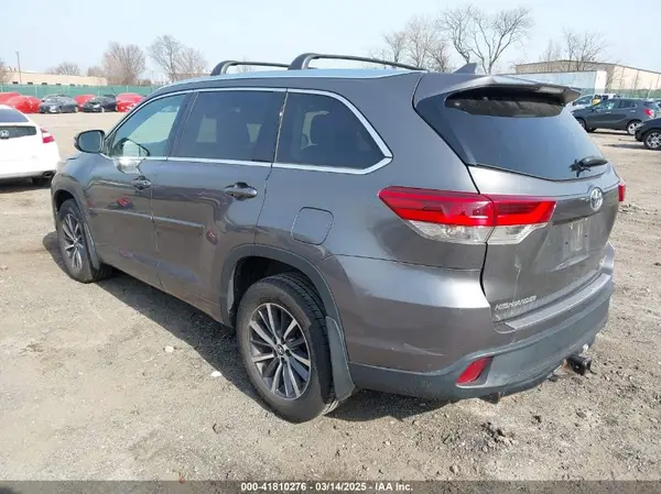 5TDJZRFH6HS509403 2017 TOYOTA HIGHLANDER - Image 2