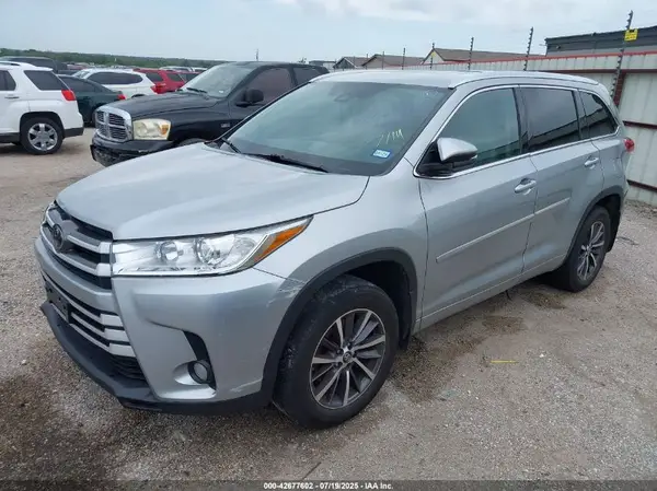 5TDJZRFH6HS509725 2017 TOYOTA HIGHLANDER - Image 2
