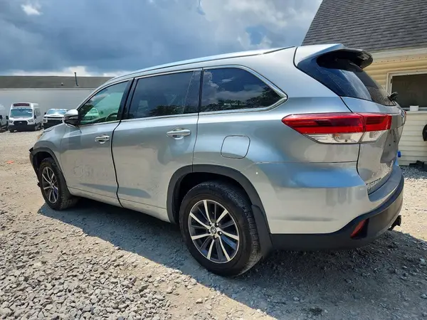 5TDJZRFH6HS510440 2017 TOYOTA HIGHLANDER - Image 2