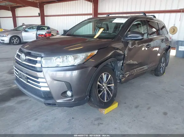 5TDJZRFH6HS510762 2017 TOYOTA HIGHLANDER - Image 2