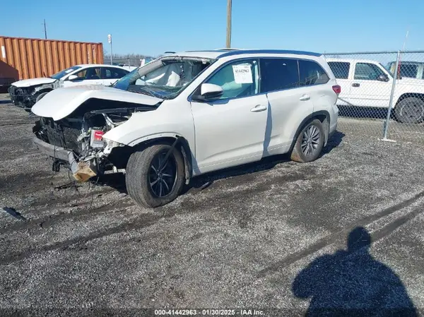 5TDJZRFH6HS510857 2017 TOYOTA HIGHLANDER - Image 2