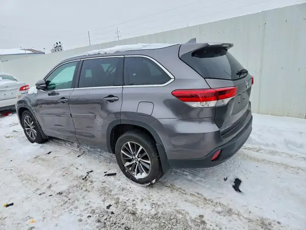 5TDJZRFH6HS511748 2017 TOYOTA HIGHLANDER - Image 2