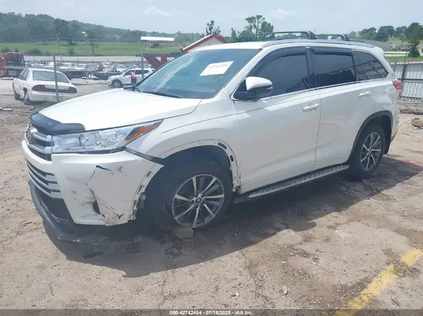 5TDJZRFH6HS517534 2017 TOYOTA HIGHLANDER - Image 2