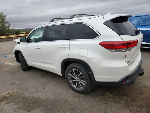 5TDJZRFH6HS517923 2017 TOYOTA HIGHLANDER - Image 2