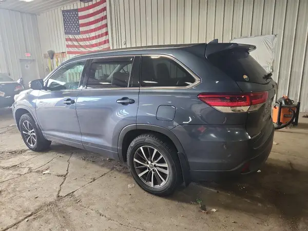5TDJZRFH6HS522247 2017 TOYOTA HIGHLANDER - Image 2