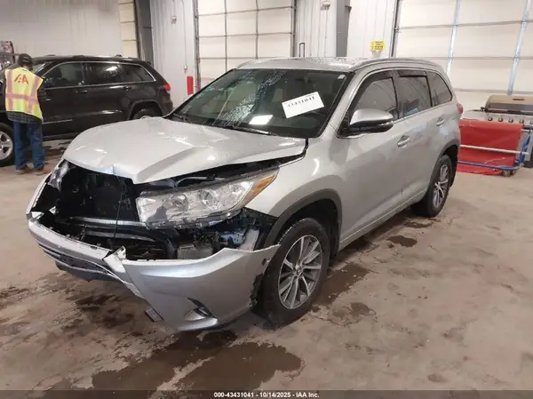 5TDJZRFH6HS522474 2017 TOYOTA HIGHLANDER - Image 2