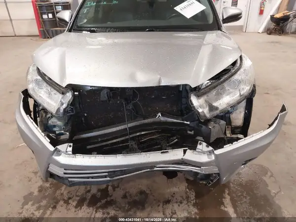 2017 TOYOTA HIGHLANDER auction photo 6