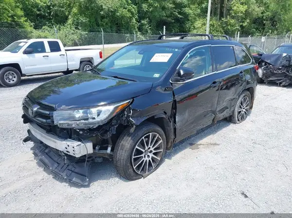 5TDJZRFH6JS485416 2018 TOYOTA HIGHLANDER - Image 2