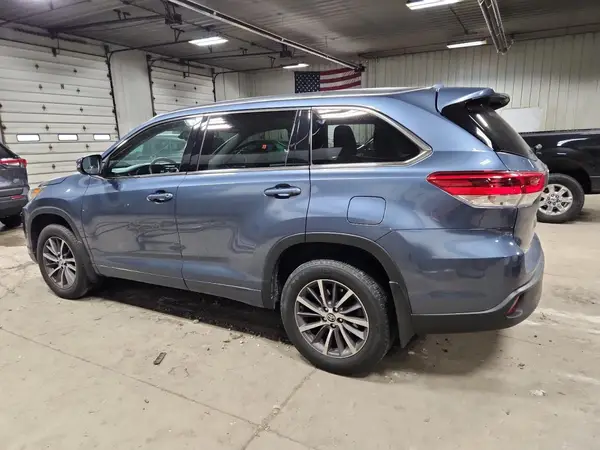 5TDJZRFH6JS486985 2018 TOYOTA HIGHLANDER - Image 2
