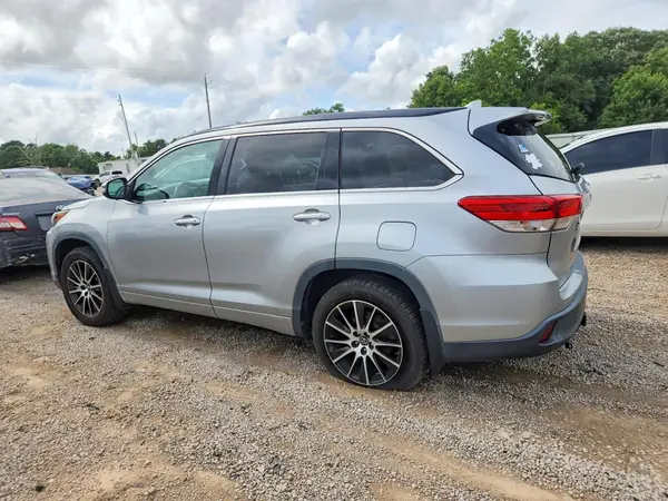5TDJZRFH6JS489062 2018 TOYOTA HIGHLANDER - Image 2