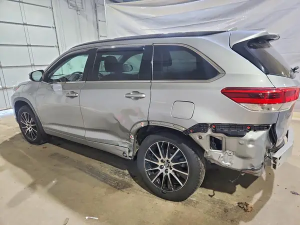 5TDJZRFH6JS495086 2018 TOYOTA HIGHLANDER - Image 2
