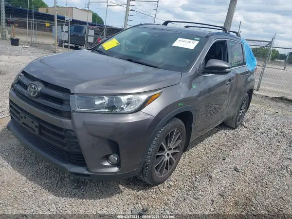 5TDJZRFH6JS495380 2018 TOYOTA HIGHLANDER - Image 2