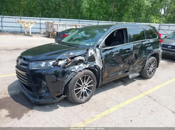 5TDJZRFH6JS496061 2018 TOYOTA HIGHLANDER - Image 2