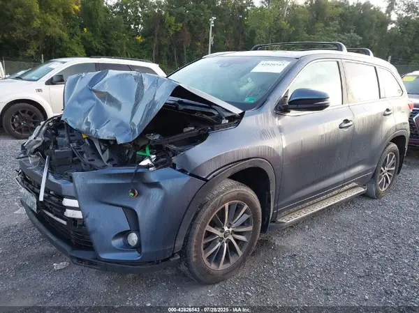 5TDJZRFH6JS497498 2018 TOYOTA HIGHLANDER - Image 2