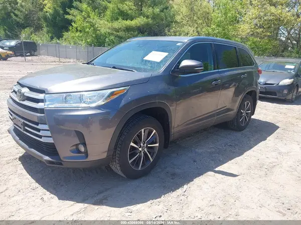 5TDJZRFH6JS523758 2018 TOYOTA HIGHLANDER - Image 2
