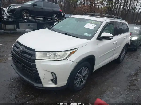 5TDJZRFH6JS528653 2018 TOYOTA HIGHLANDER - Image 2